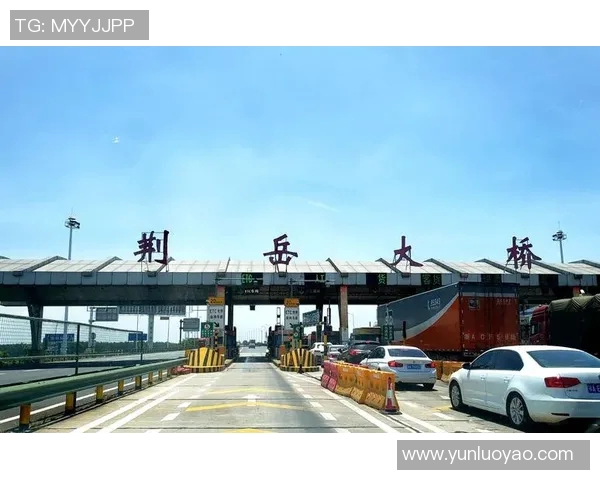 秋裤背后的故事揭示了这位足球明星的真实身份与不为人知的生活点滴 秋裤背后的故事揭示了这位足球明星的真实身份与不为人知的生活点滴